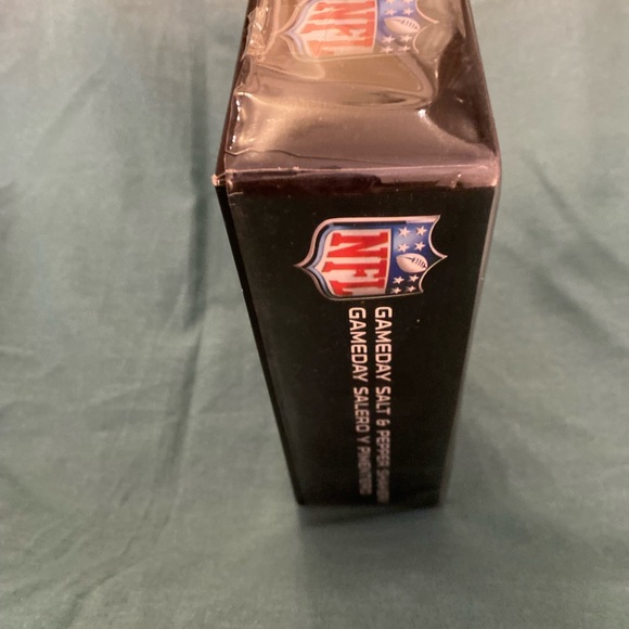 Chicago Bears Game day salt n pepper shakers - Picture 9 of 9